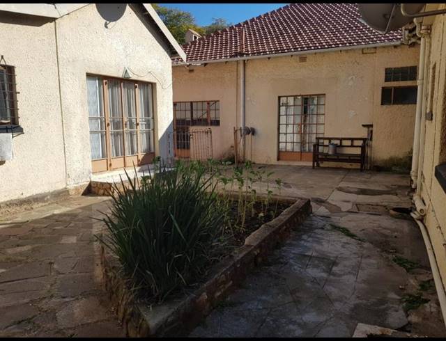 7 BEDROOM HOUSE FOR SALE IN HOUGHTON ESTATE